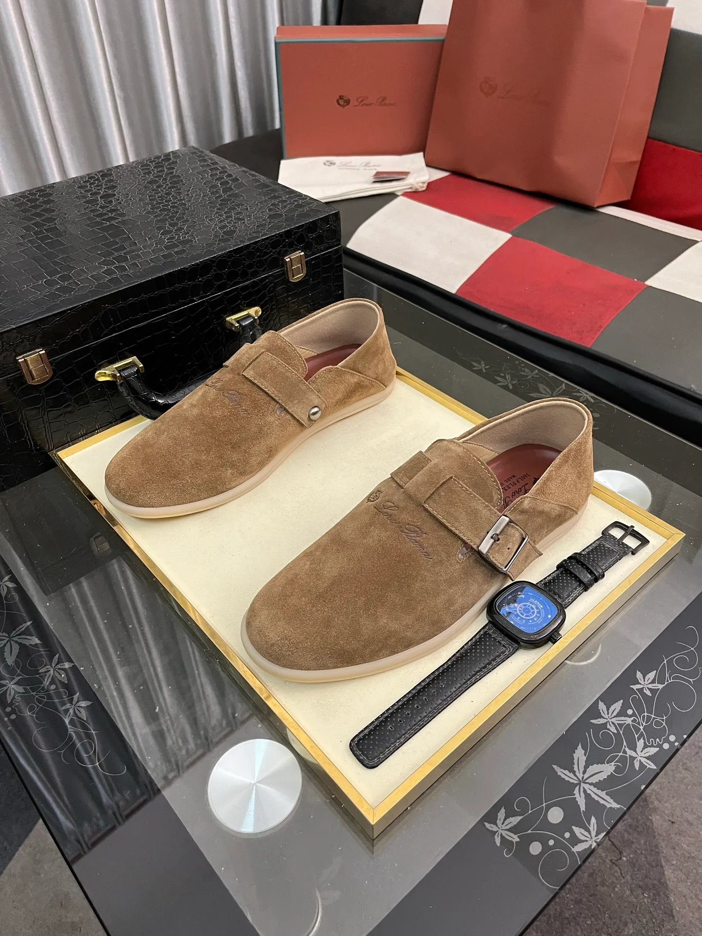 Men's men's shoes 💰458⌚️⌚️ Loro Piana's classic hot model lp top version of Pili casual shoes. It turns out that these are the casual shoes that are said to be able to walk 20,000 steps without getting tired. This pair has both good looks and feel. You will be completely lost as soon as you put it on. The minimalist design is eye-catching and durable, and it is a bonus for dressing. The soft feeling on the feet has outstanding texture, and it is very nice without abrasion on the feet. The soft and waxy soles make it easy to wear for daily use for a long time. Who can resist a pair of versatile and good-looking loafers? Don't be too elegant at all, the feel and texture of the feet are good, the key is to make the legs look longer and not tire the feet, the main thing is that it is just right!        Material: Original cowhide Lining: Original sheepskin Outsole: Original sole Size: 38-44